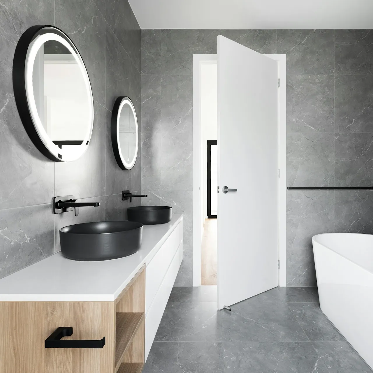 Modernes Bad mit Doppelwaschtisch und freistehender Wanne