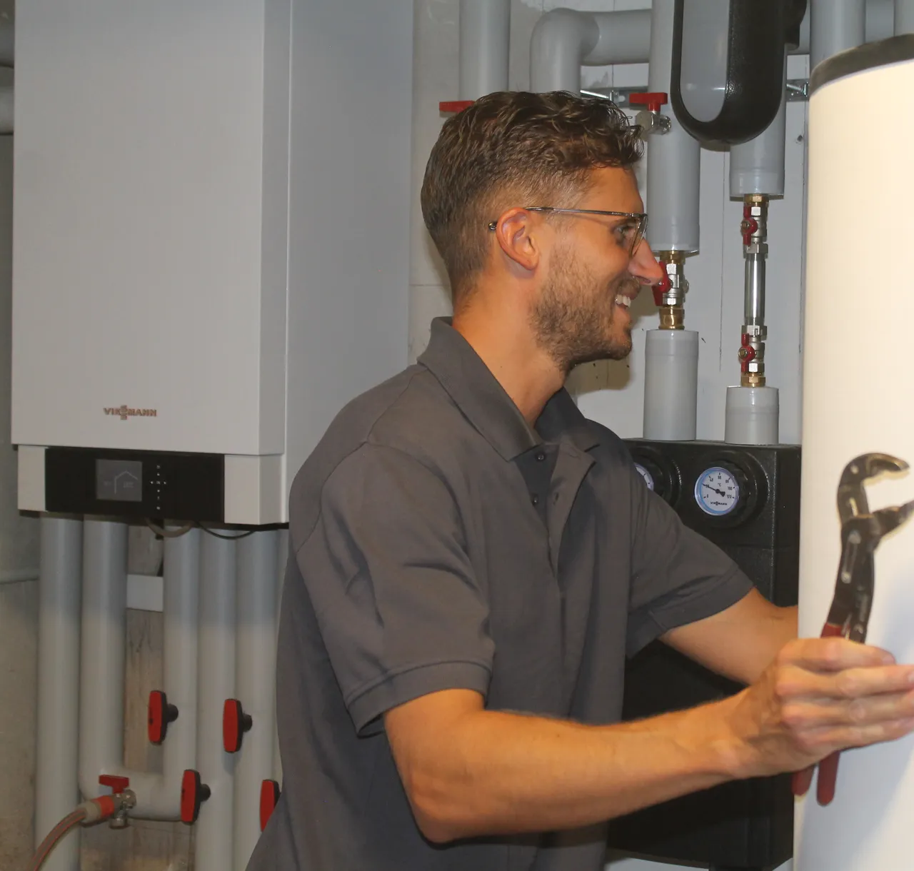 Jan Roth bei der Arbeit an einer Heizungsanlage im Technikraum