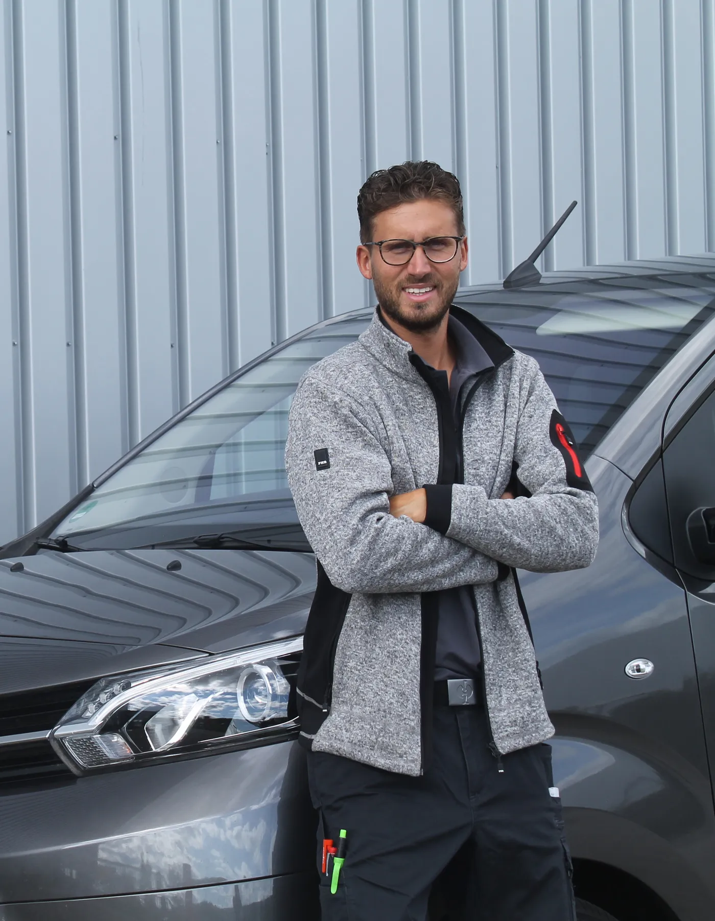 Jan Roth vor dem Firmenwagen von Heizung Sanitär Roth